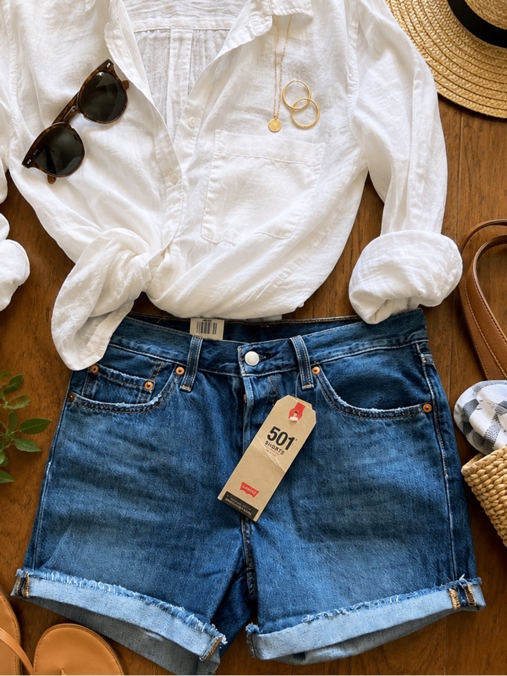 Levi’s 501 Mid Rise Cutoff Denim Shorts NWT Medium Wash Button Fly 27